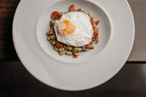 tapa estrella granada huevos, habas y jamon